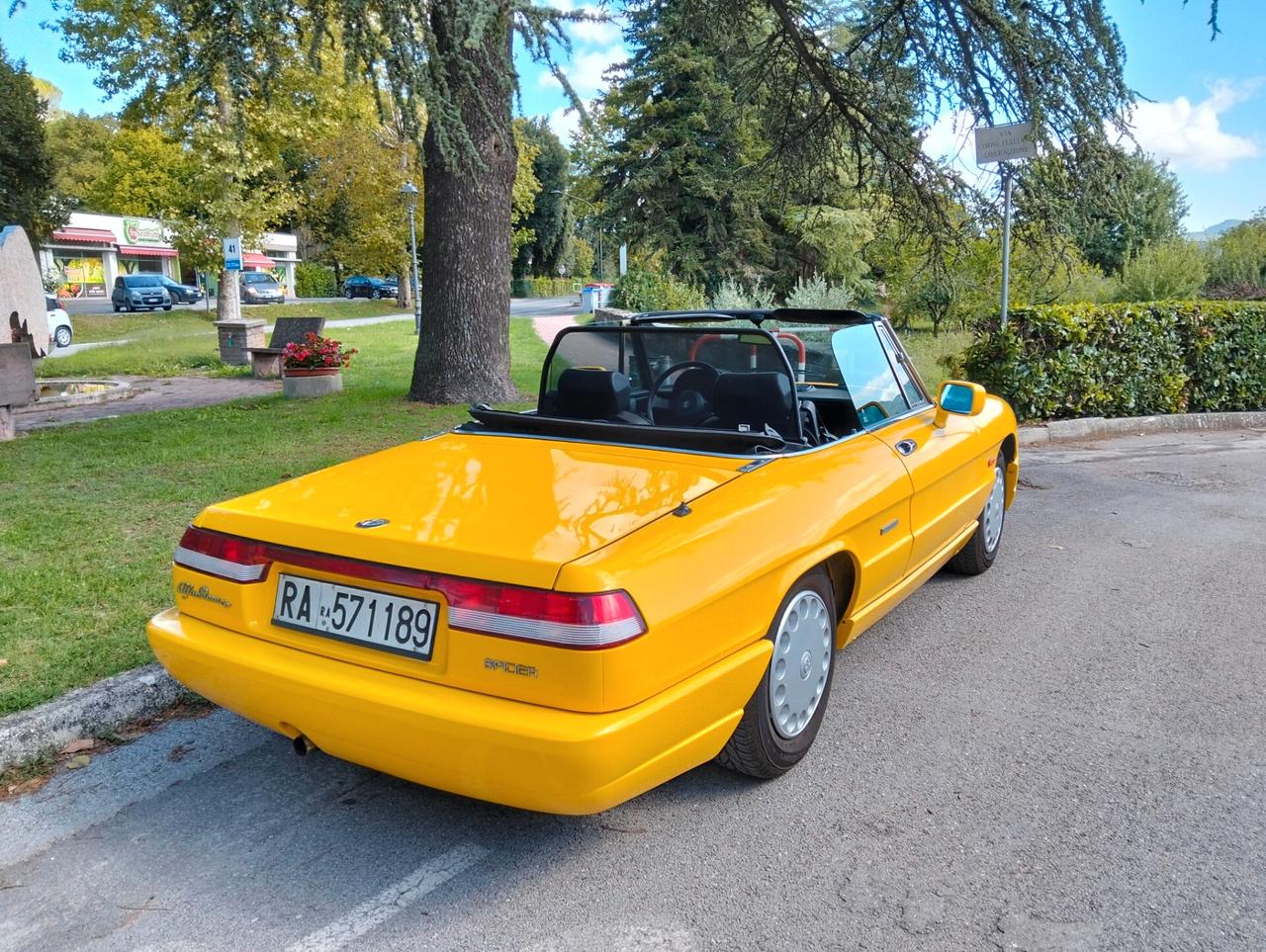 Alfa Romeo Spider Gialla