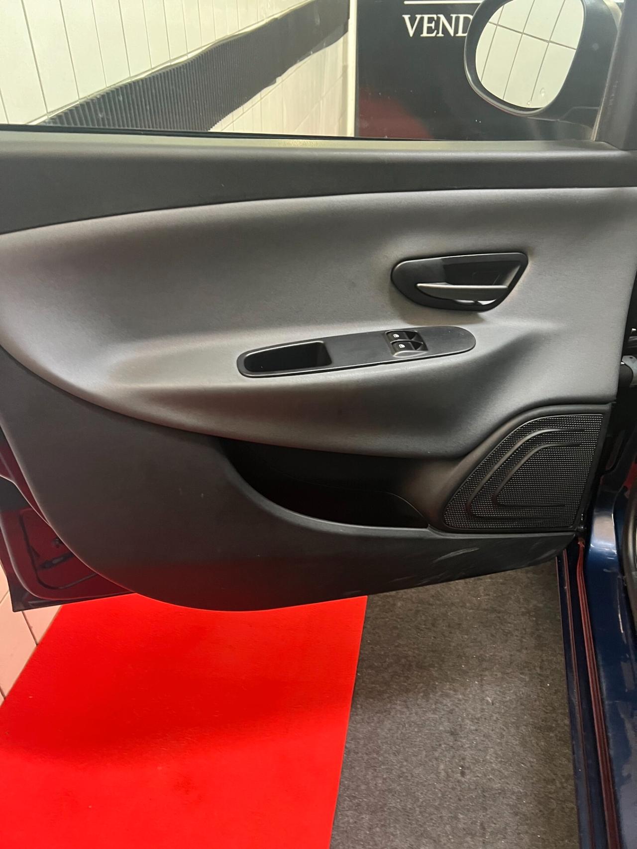 Lancia Ypsilon 1.2 69 CV 5 porte GPL Ecochic Silver