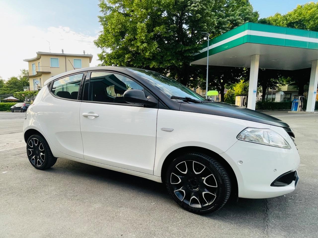 Lancia Ypsilon S 1.2 GPL momo design