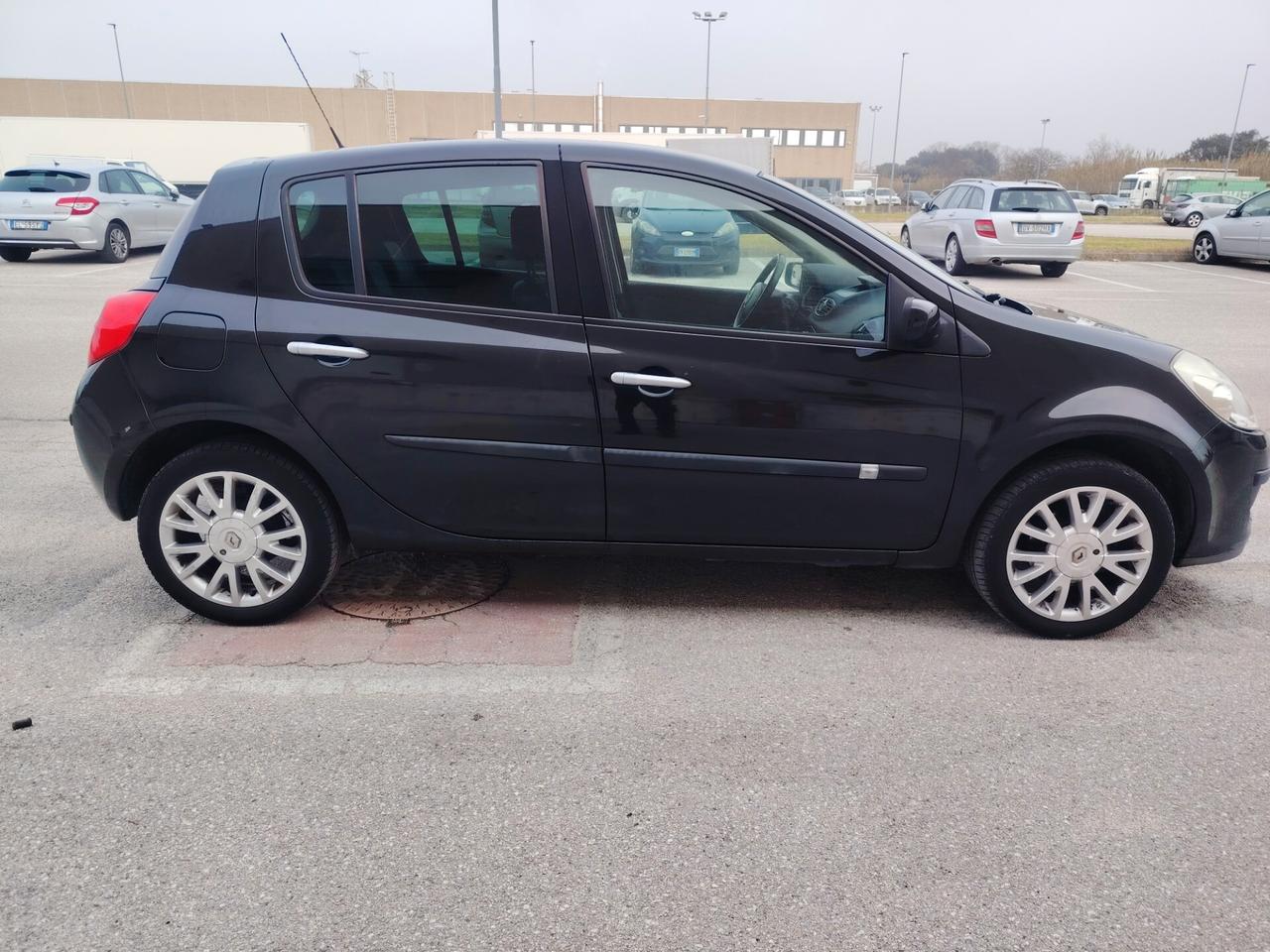 Renault Clio 1.2 16V SporTour Le Iene