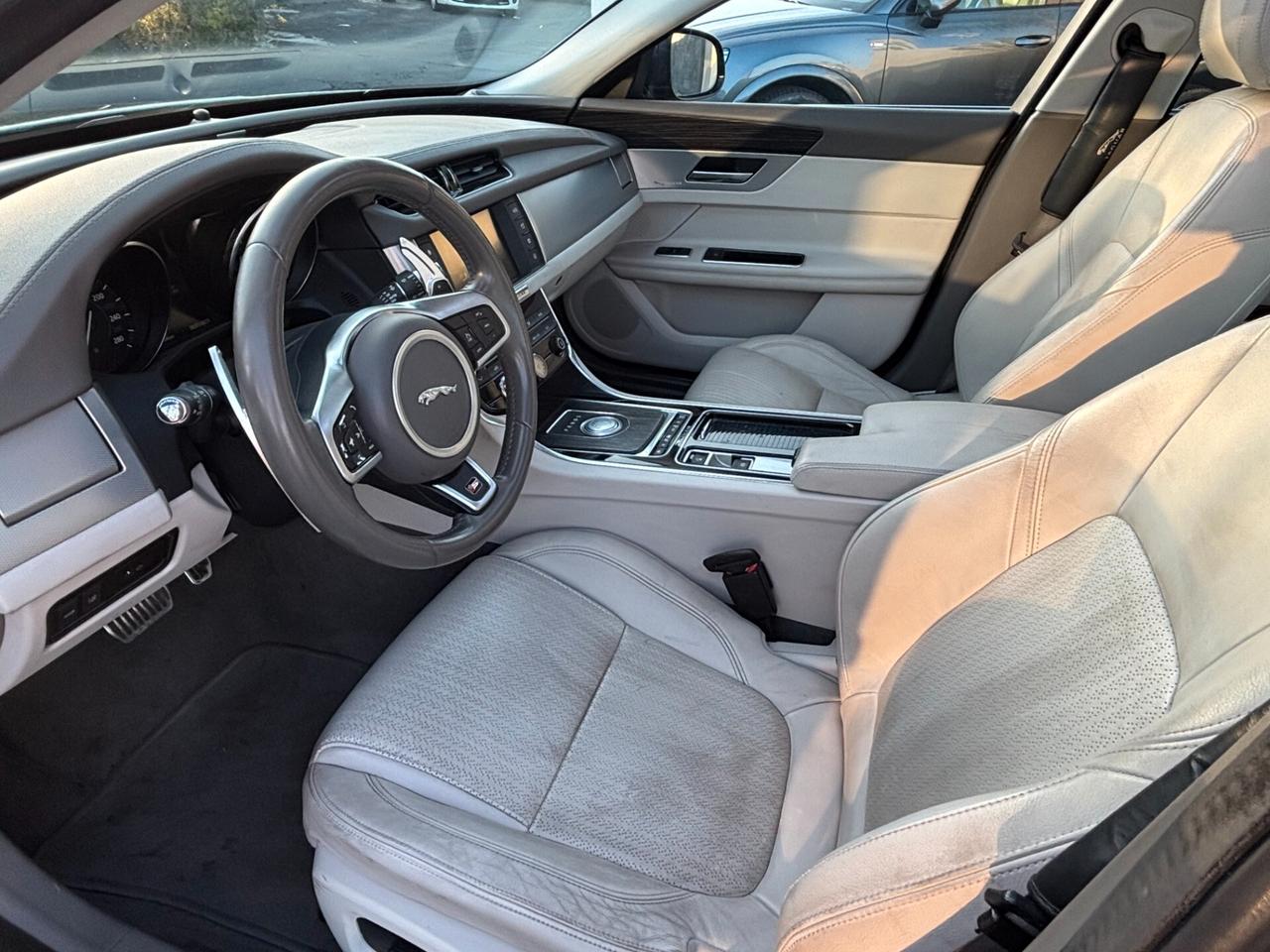 Jaguar XF 2.0 AWD 180 CV