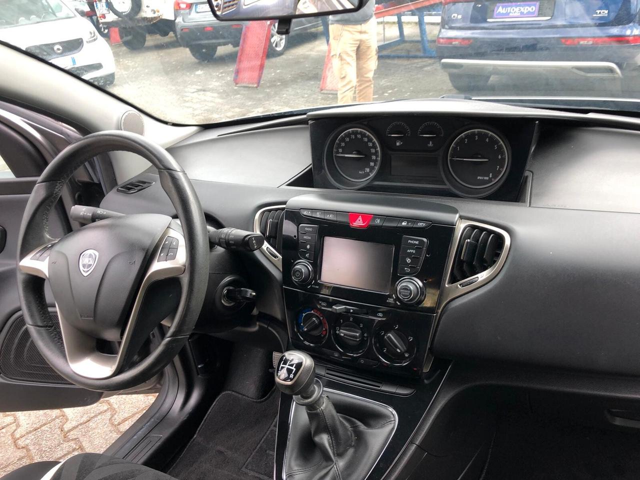 Lancia Ypsilon 1.2 69 CV 5 porte PLATINUM UNICO PROPRIETARIO GARANZIA EUROPEA 12 MESI RINNOVABILE