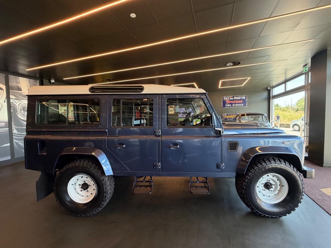 Land Rover Defender 110 2.4 TD4 Station Wagon "The World's Style"