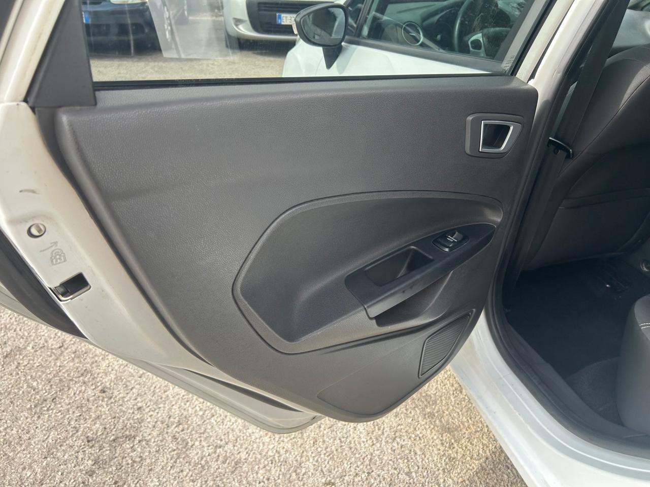 Ford Fiesta 1.5 TDCi Black & White Edition Euro 6B