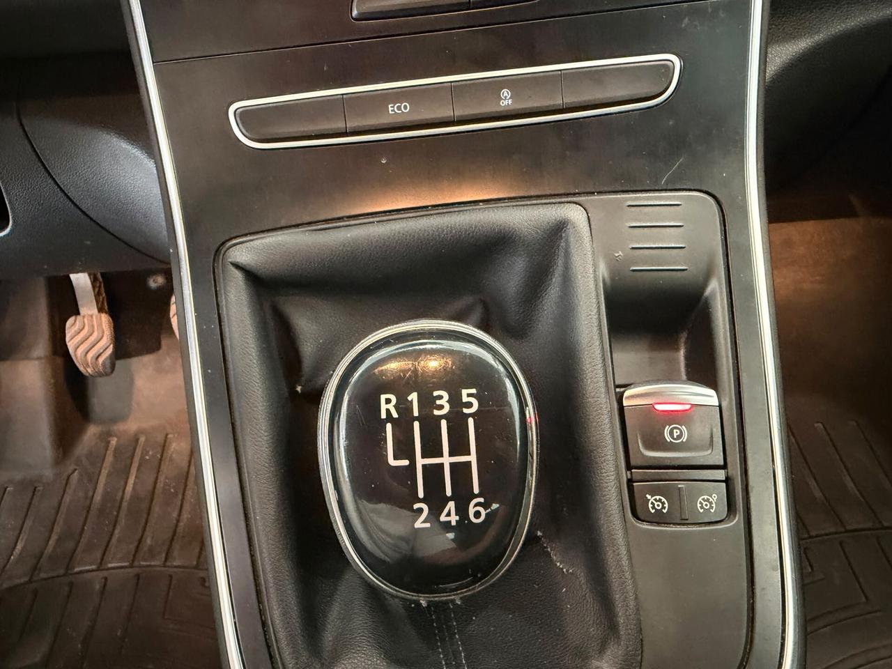 Renault Scénic TCe 140 CV EDC FAP Intens