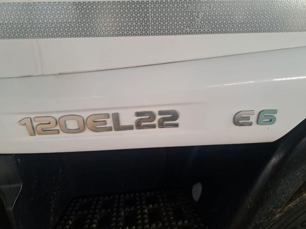 Carro attrezzi Eurocargo 120 con braccio gru centrale a scomparsa
