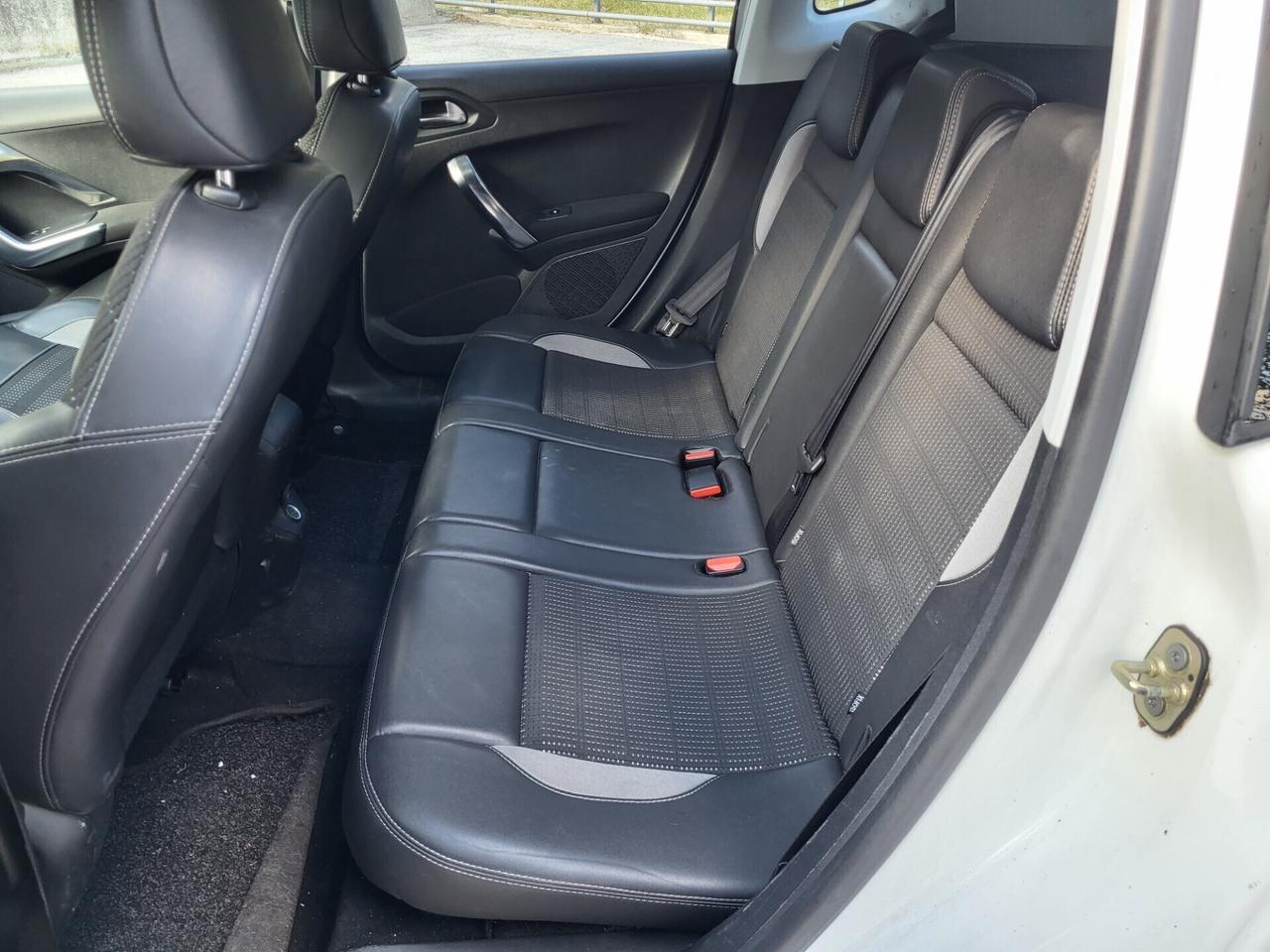 PEUGEOT 2008 1,6 HDI-TETTO PANOR-NAVI-3 REVISIONI