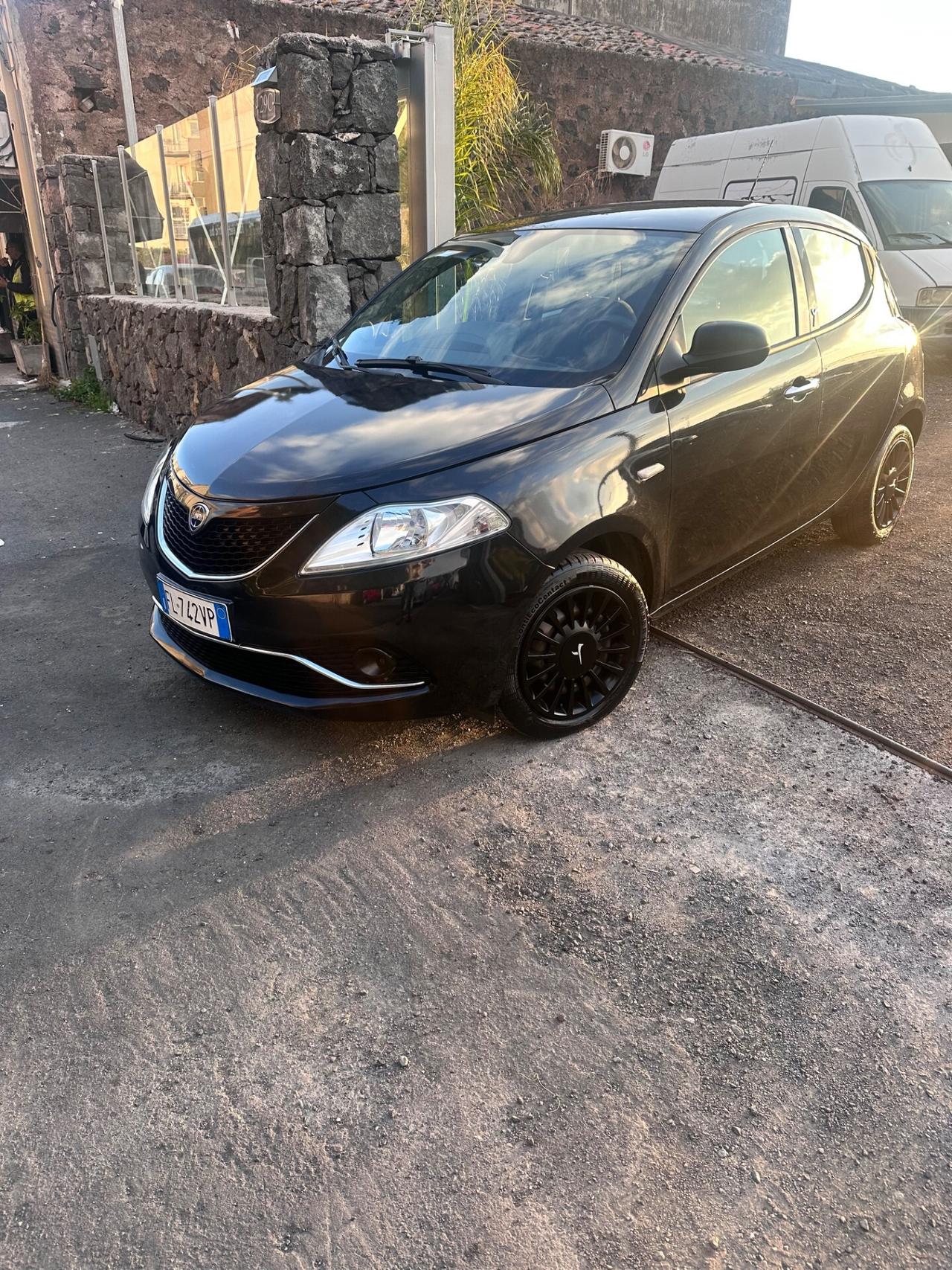 Lancia Ypsilon 1.2 69 CV 5 porte Silver
