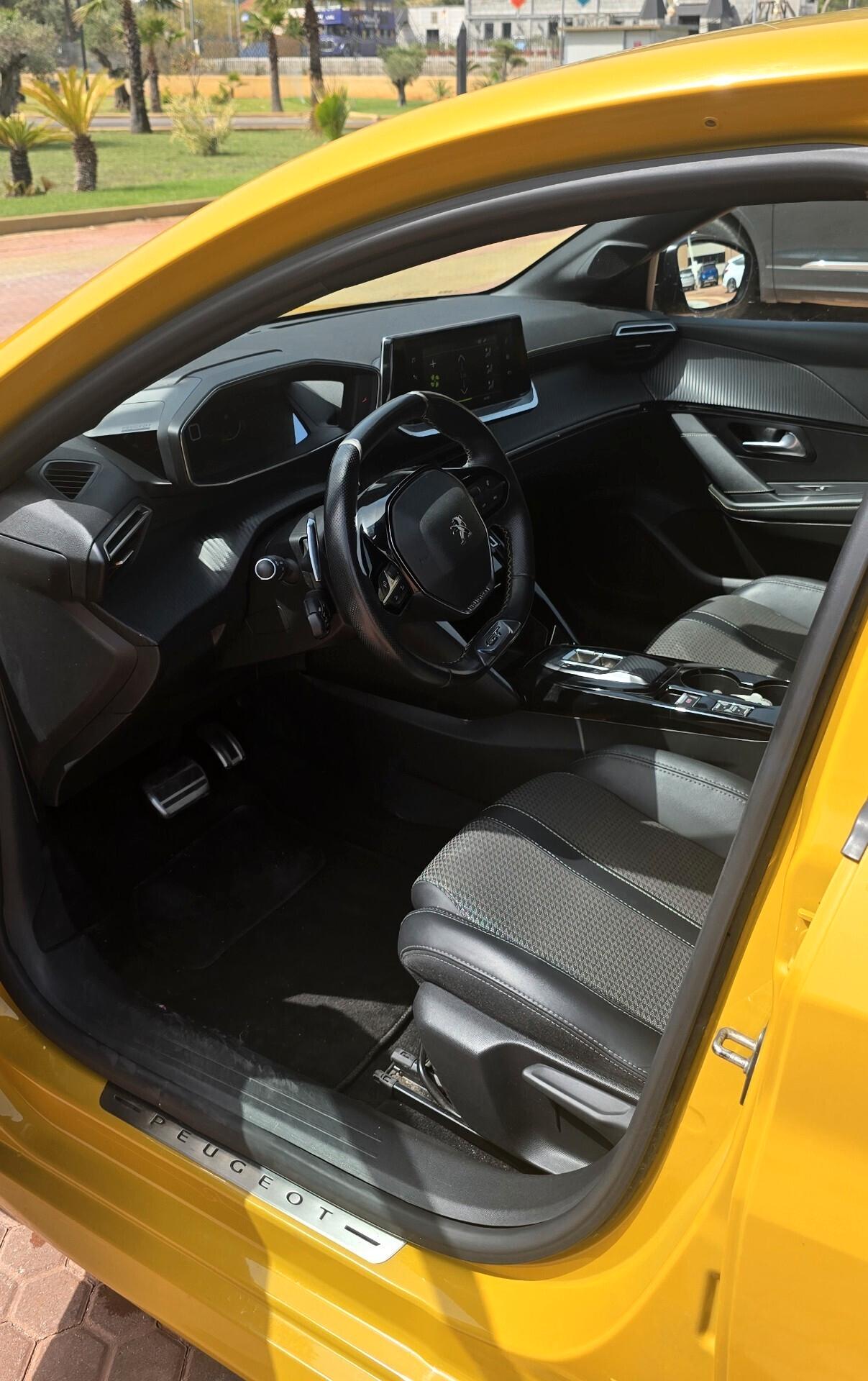 Peugeot 208 PureTech 130 S&S EAT8 5 porte GT – Stile Sportivo e Tecnologia Premium