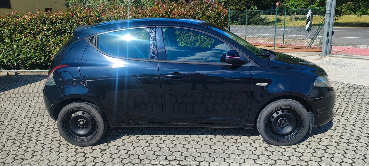 Lancia Ypsilon 1.2 69 CV 5 porte Silver Elefantino Rosa