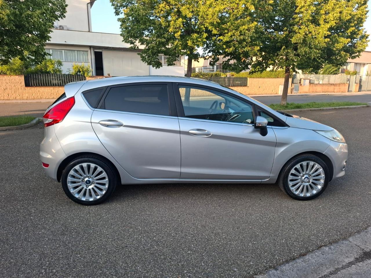Ford Fiesta 1.2 5 porte SOLAMENTE 60.000 KM