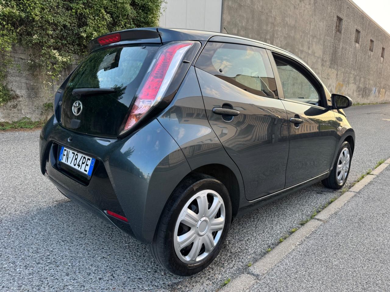 Toyota Aygo retrocamera tagliandata Neopatentati