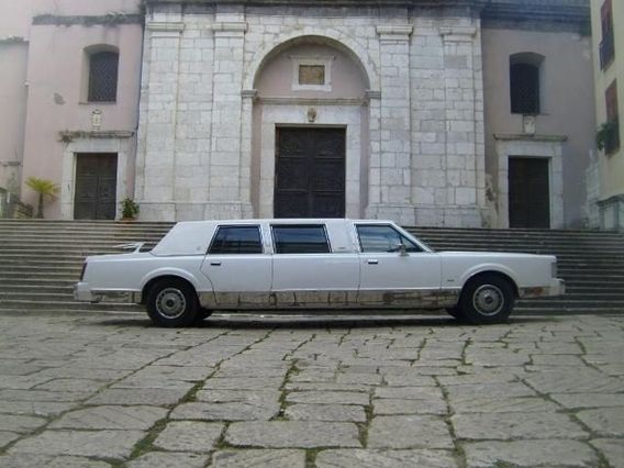 LINCOLN Town Car Limousine