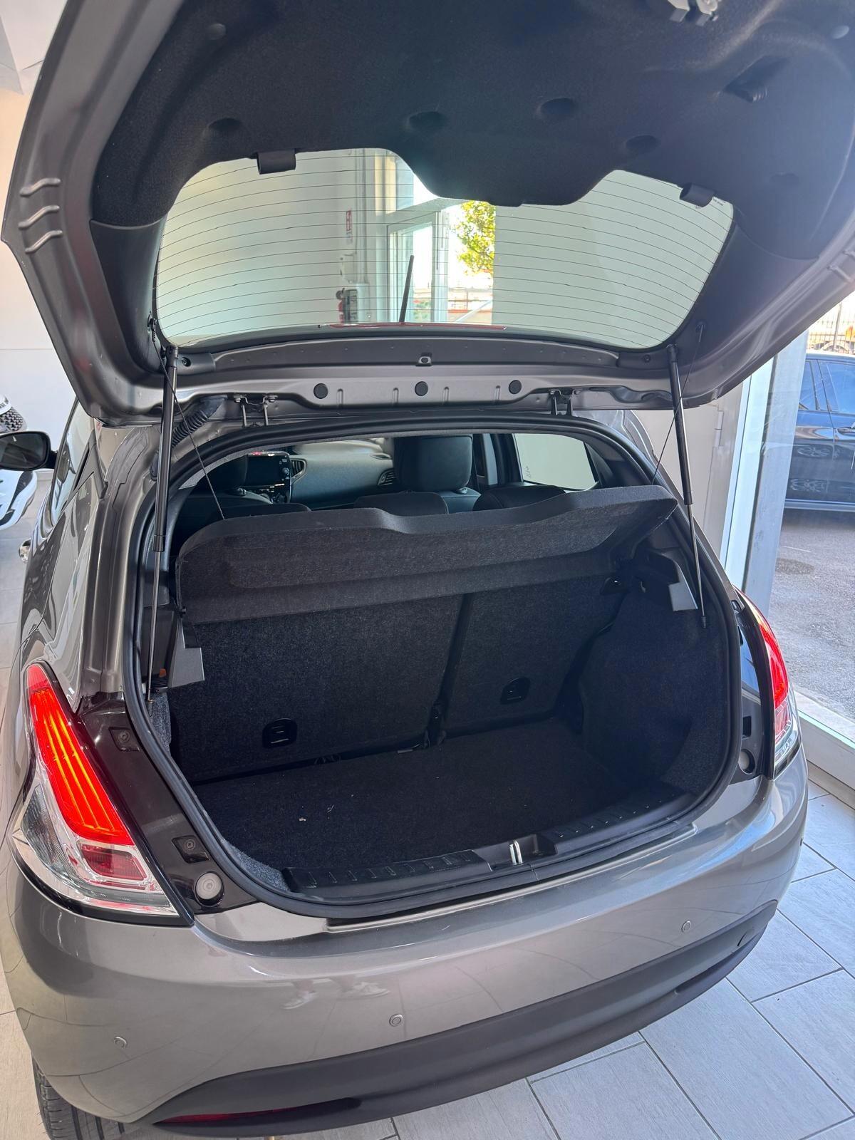 Lancia Ypsilon 1.0 FireFly 5 porte S&S Hybrid Gold