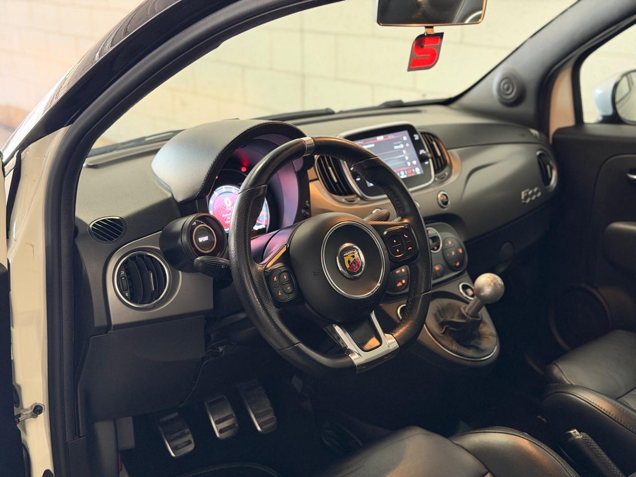 Abarth 595 1.4 Turbo T-Jet 165 CV Scorpioneoro