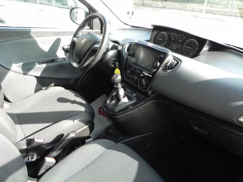 Lancia Ypsilon 1.0 FireFly 5 porte S&S Hybrid Gold