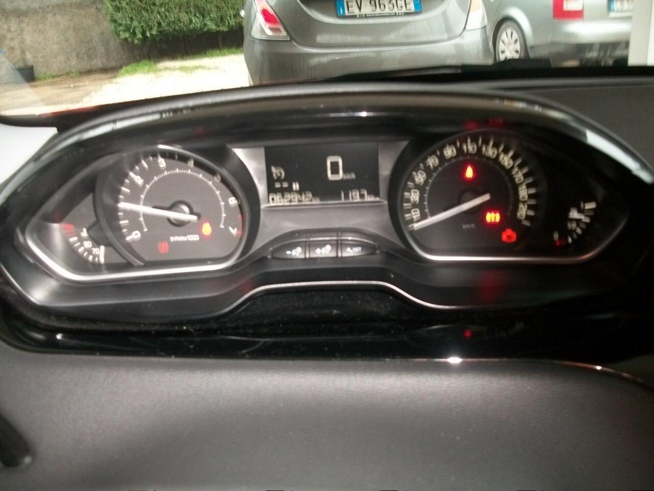 Peugeot 208 PureTech 82 5 porte Active riferimento fp836 CC 1199 EURO 06 KM 62940 TALIANDATI CON NAVI E SEDILI RISCALDATI GARANZIA UN ANNO SI NEOPATENTATI