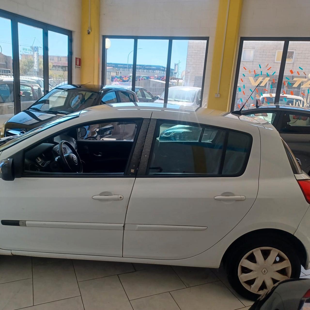 NEOPATENTATI CLIO 1.2 AFFIDABILE GARANZIA 12 MESI