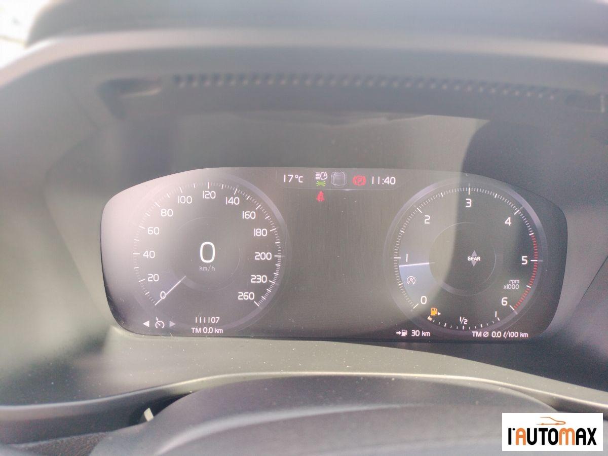 VOLVO - XC40 - 2.0 D3 Momentum - Autocarro 5 Posti