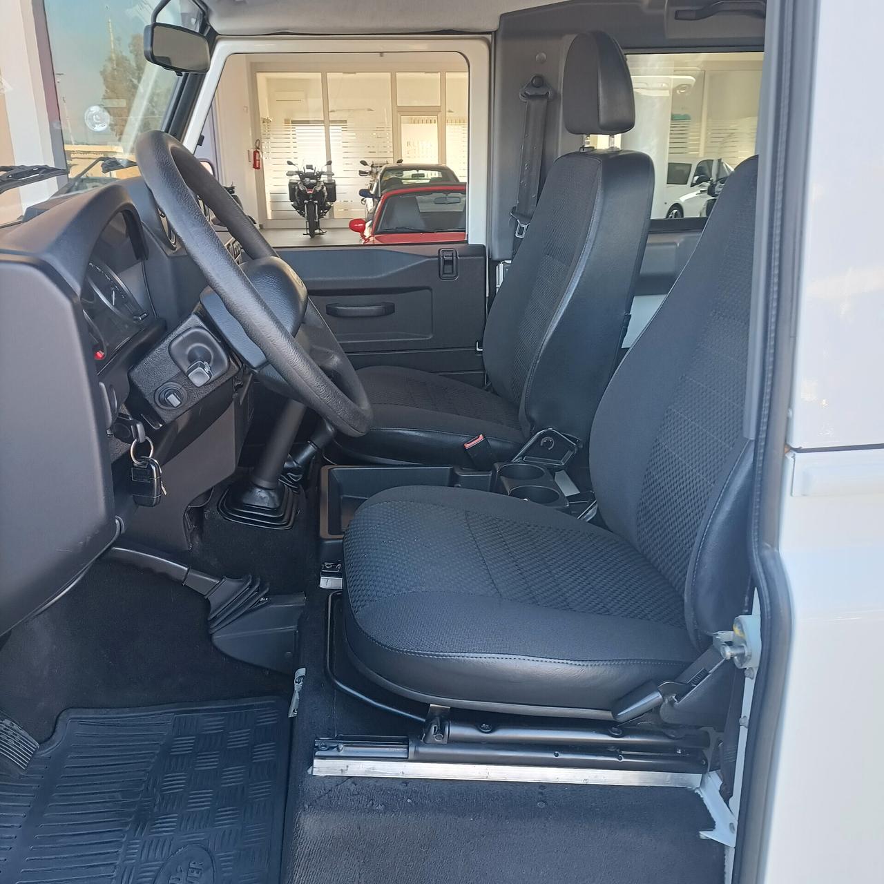 Land Rover Defender 90 2.4 TD4 Station Wagon SE