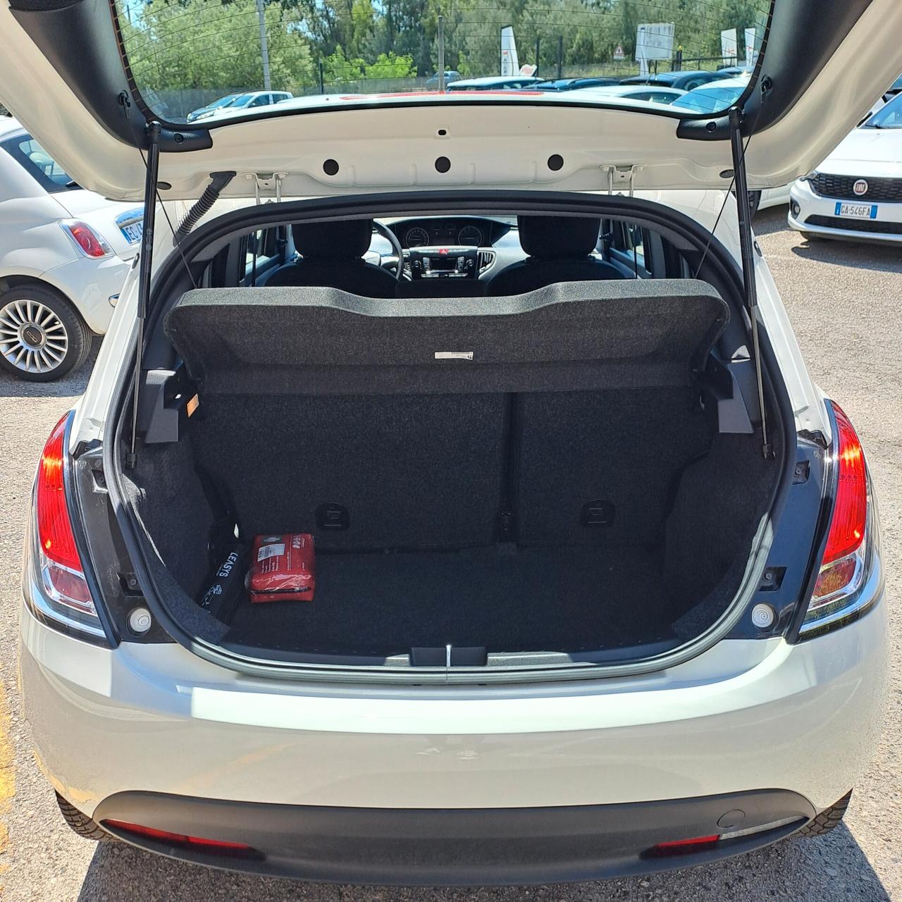 Lancia Ypsilon 1.0 Bz 70 Cv Hybrid Silver