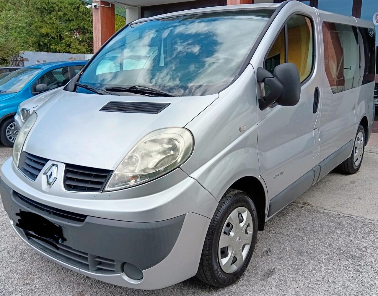 Renault Trafic. 9 posti