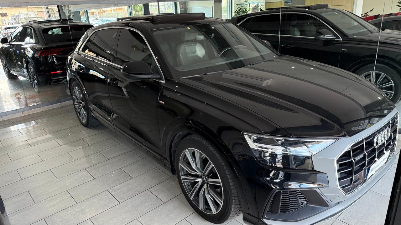 Audi Q8 55 TFSI e quattro Sport sline tetto