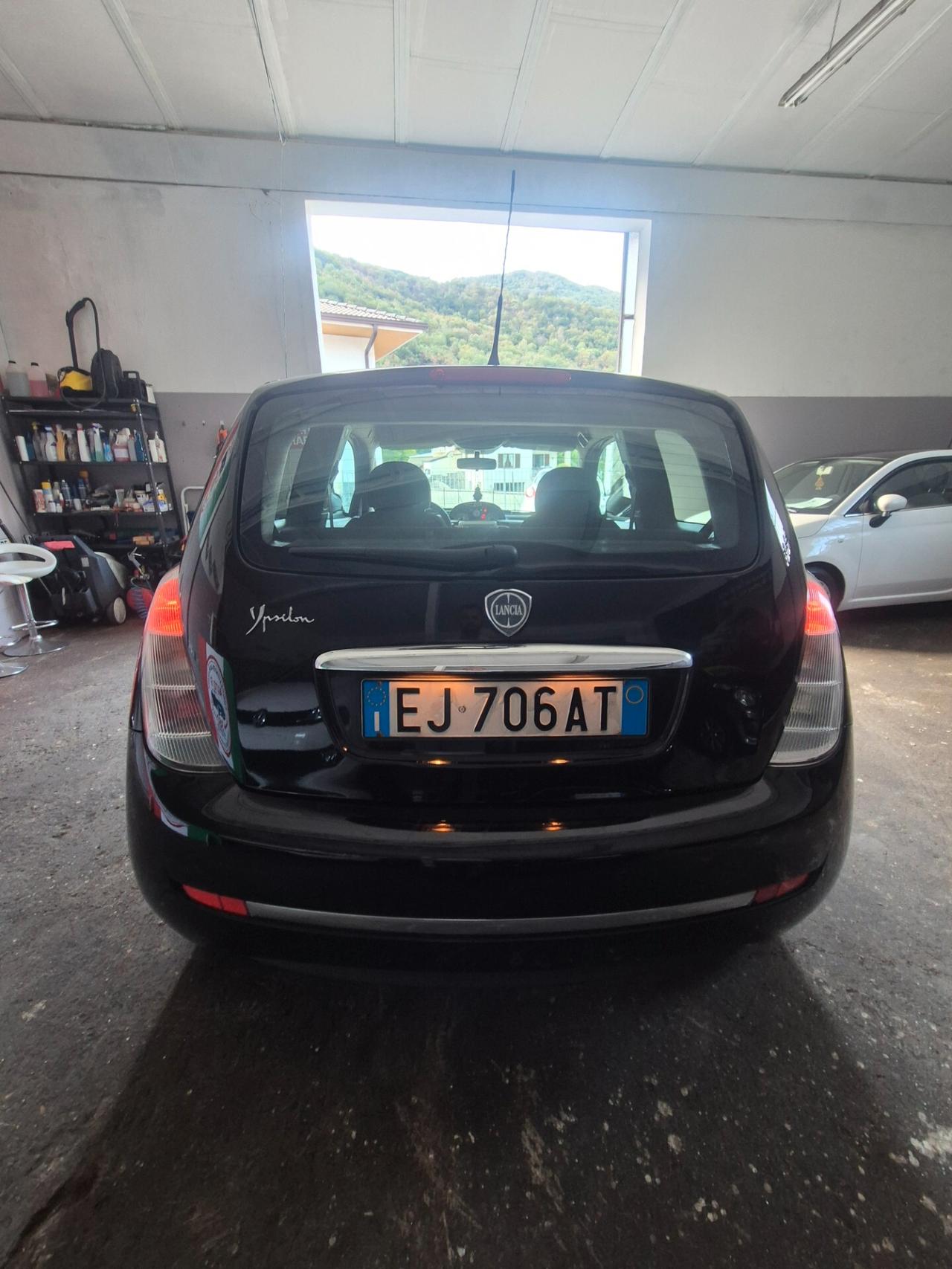 Lancia Ypsilon 1.2 69 CV Platino neo patentati