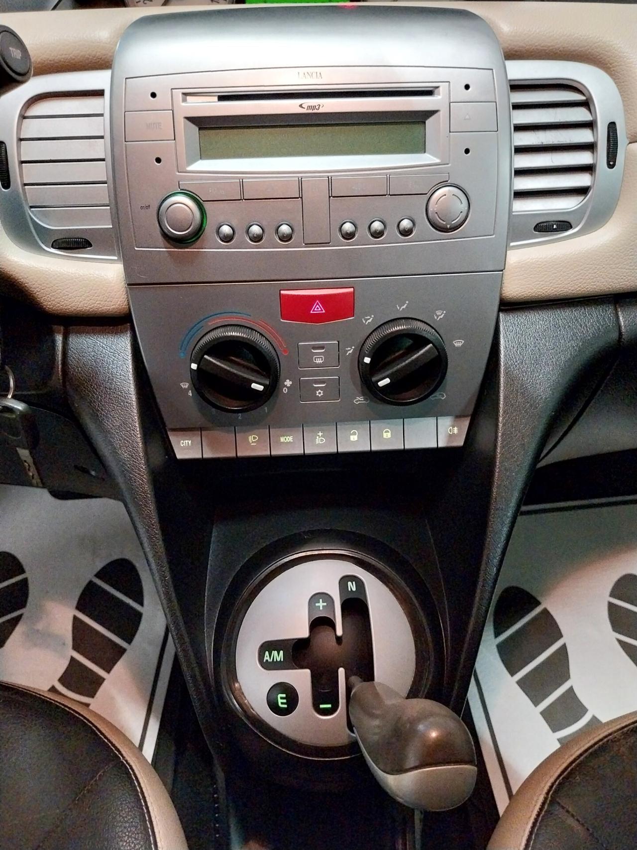 Lancia Ypsilon 1.3 MJT 75 CV VERSUS AUTOMATICA - ok neopatentati