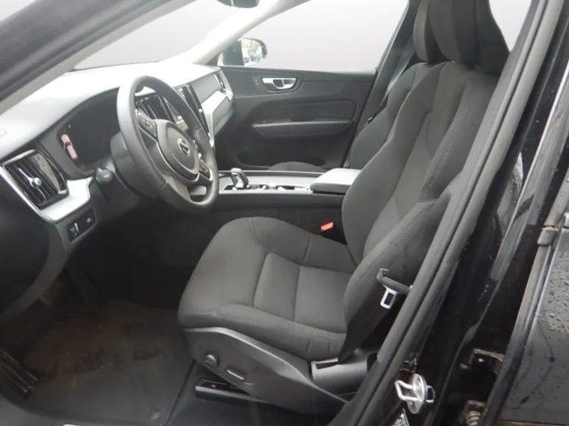 VOLVO XC60 B4 (d) AWD automatico Momentum Sport