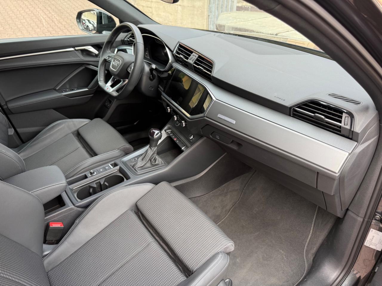 Audi Q3 Sportback 45 TFSI e S tronic Identity Black
