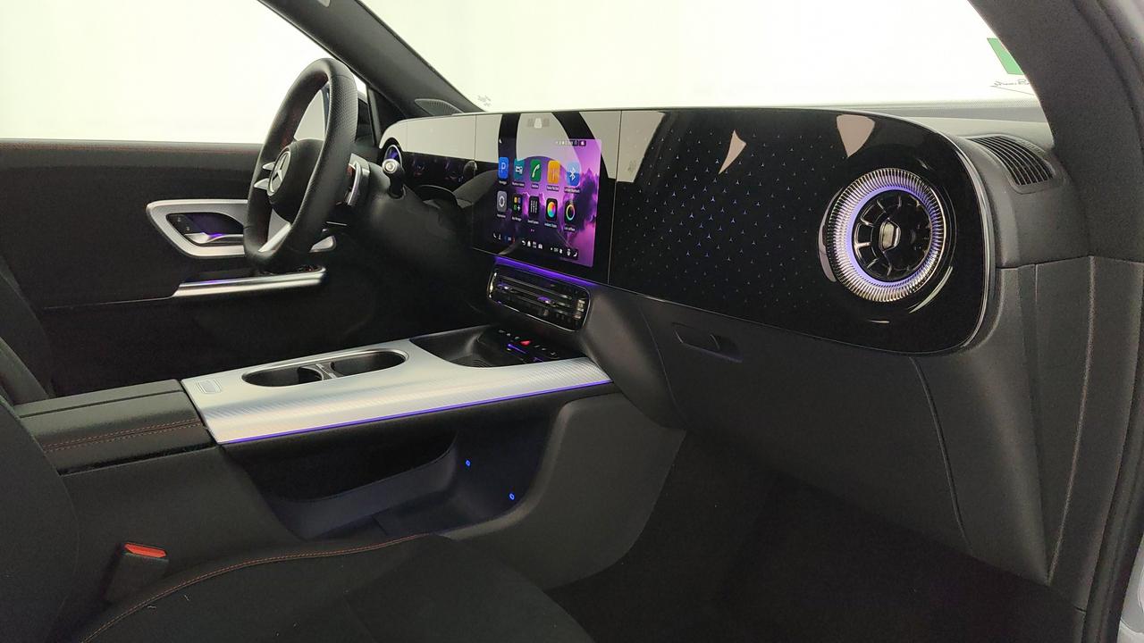 Mercedes-Benz GLB 250+ con tecnologia EQ