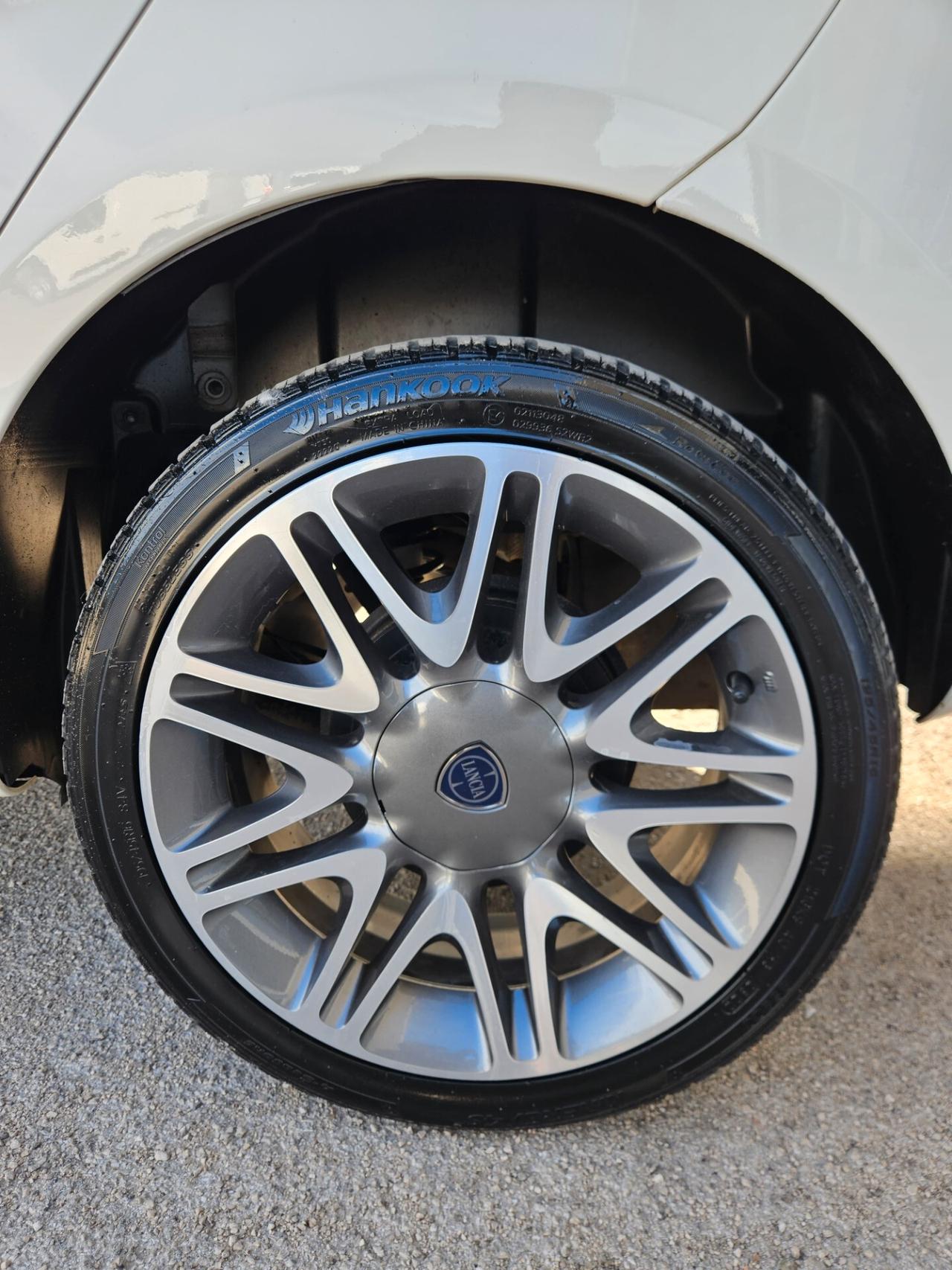 Lancia Ypsilon 1.2 69 CV 5 porte S Momodesign