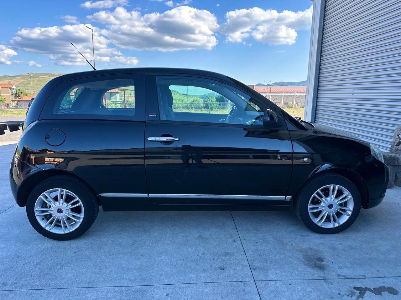 Lancia Ypsilon 1.3 MJT 75 CV Unyca