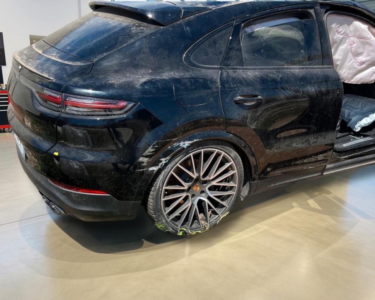 Porsche Cayenne 3.0 V6 E-Hybrid Platinum Edition INCIDENTATA