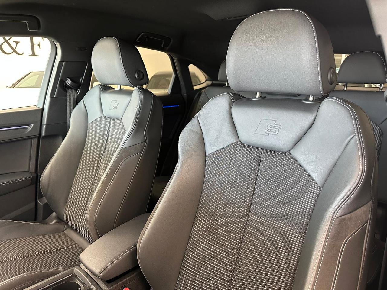 Audi Q3 SPB 35 TDI S tronic line edition Interno ed Esterno Luci Ambiente