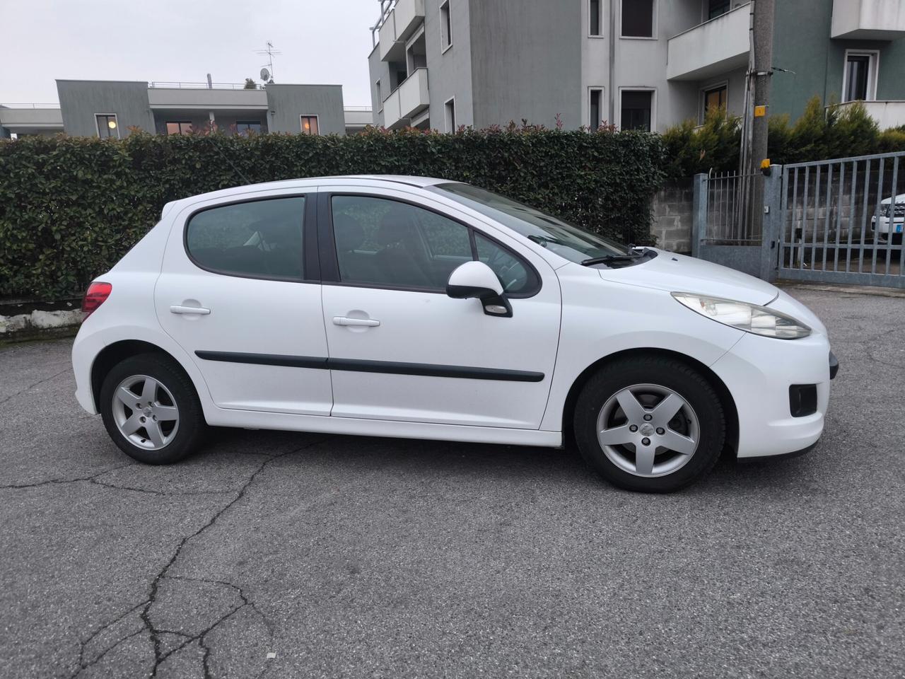 PEUGEOT 207 1,4 BENZINA- OK NEOPATENTATI