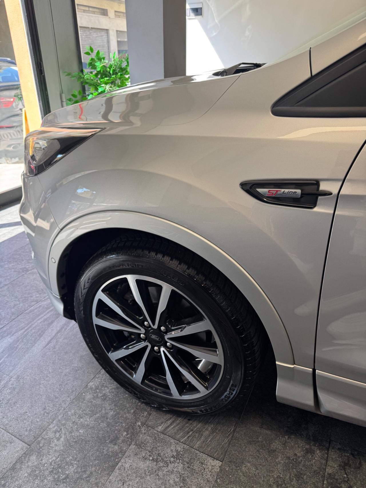 Ford Kuga 1.5 TDCI 120 CV 2WD ST-Line