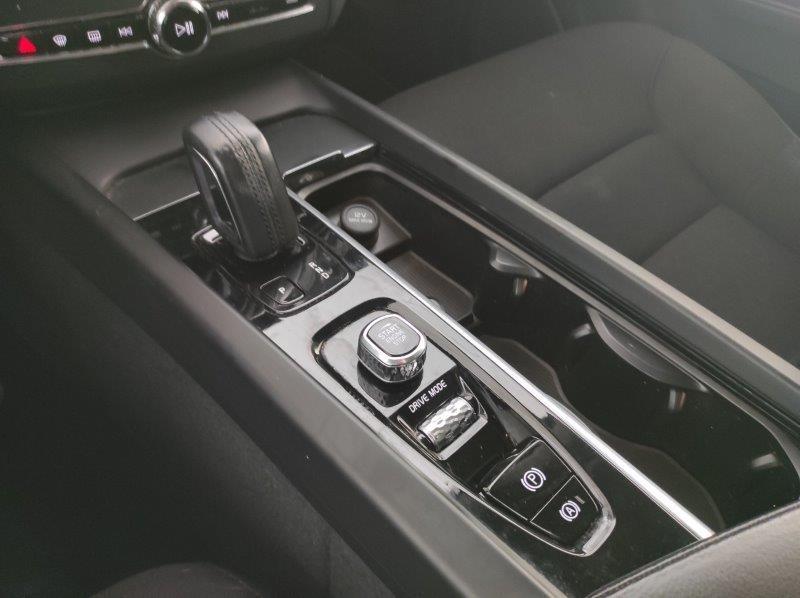VOLVO XC60 (2017-->) - XC60 B5 (d) AWD Geartronic Momentum Pro