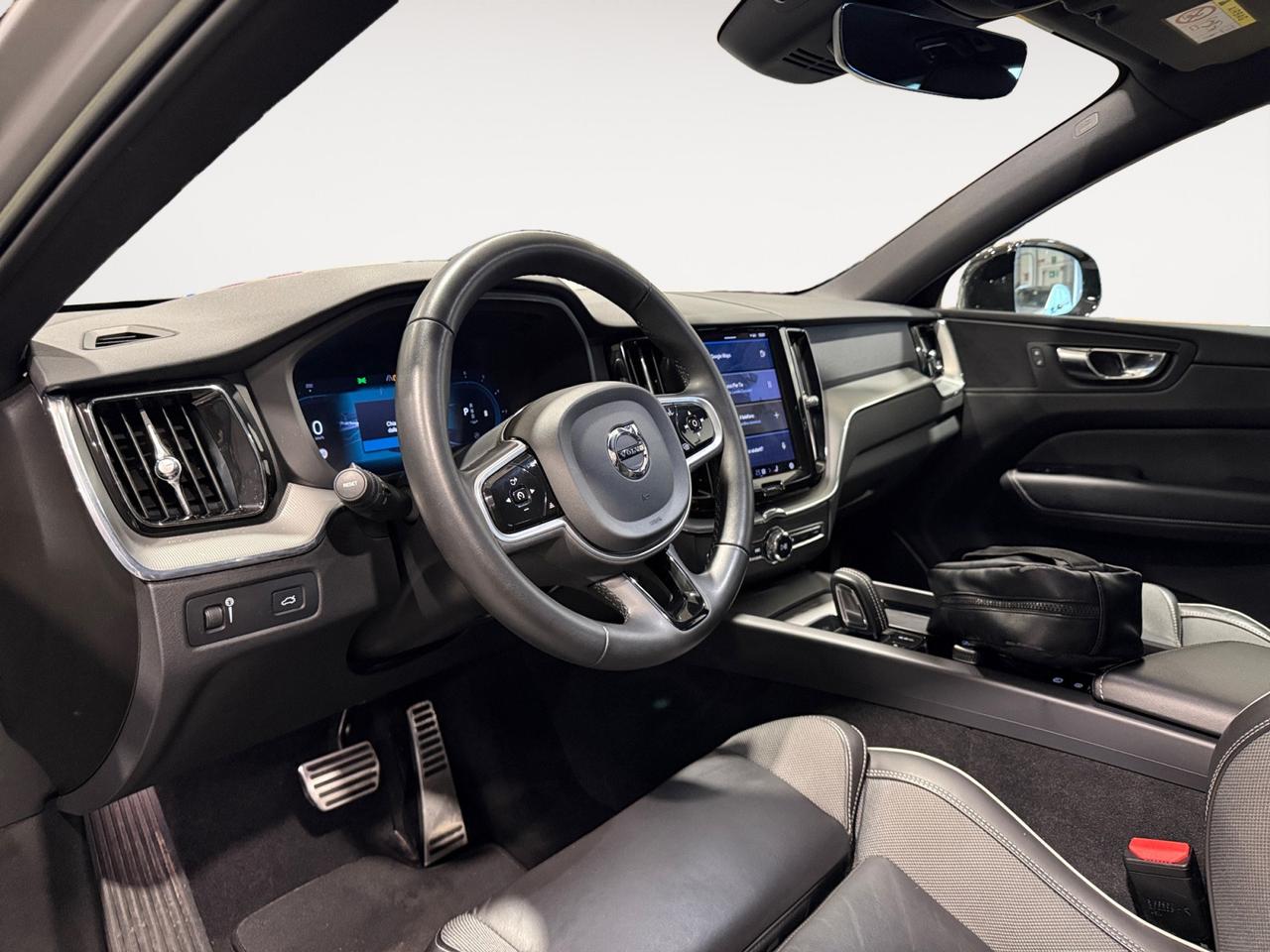 VOLVO XC60 2.0 b4 Momentum awd auto