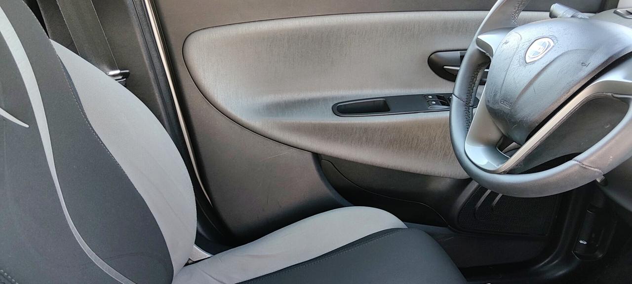 Lancia Ypsilon 0.9 TwinAir 85 CV 5 porte Metano Ecochic Silver