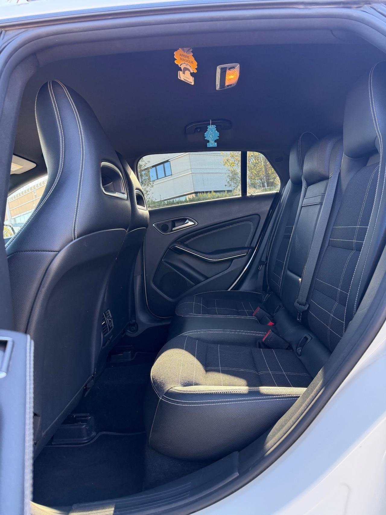 Mercedes-benz CLA 200 .