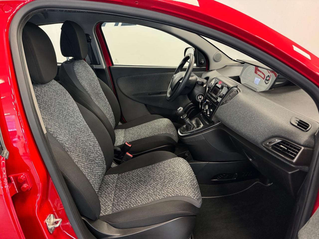 Lancia Ypsilon 1.2 69 CV 5 porte Elefantino 63.000 KM NEOPATENTATI