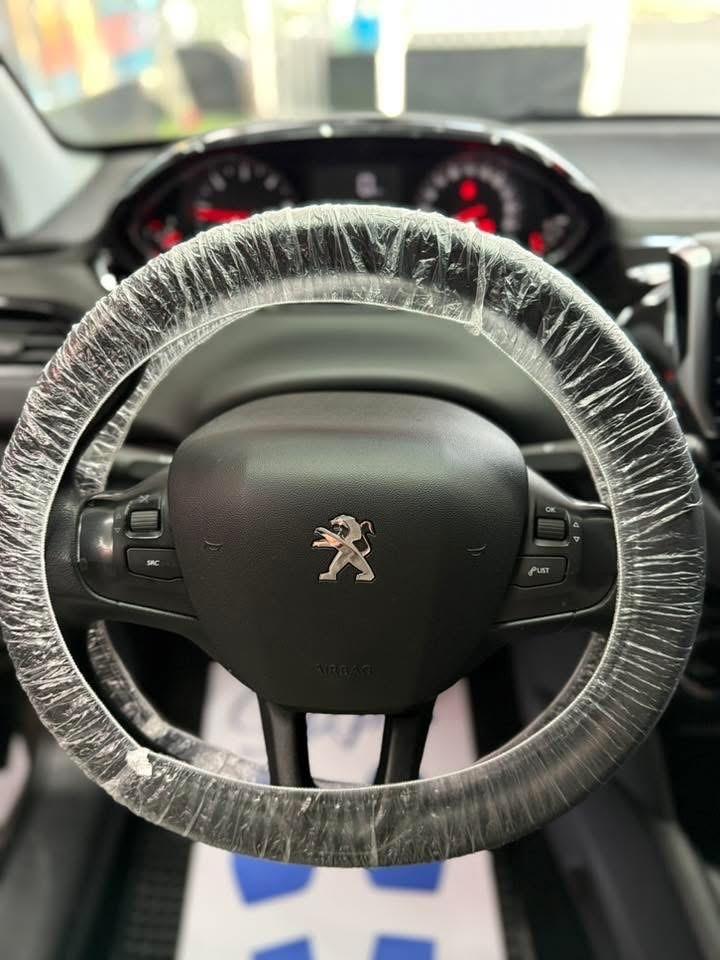 Peugeot 208 1.6 HDi 92 CV Allure 2014