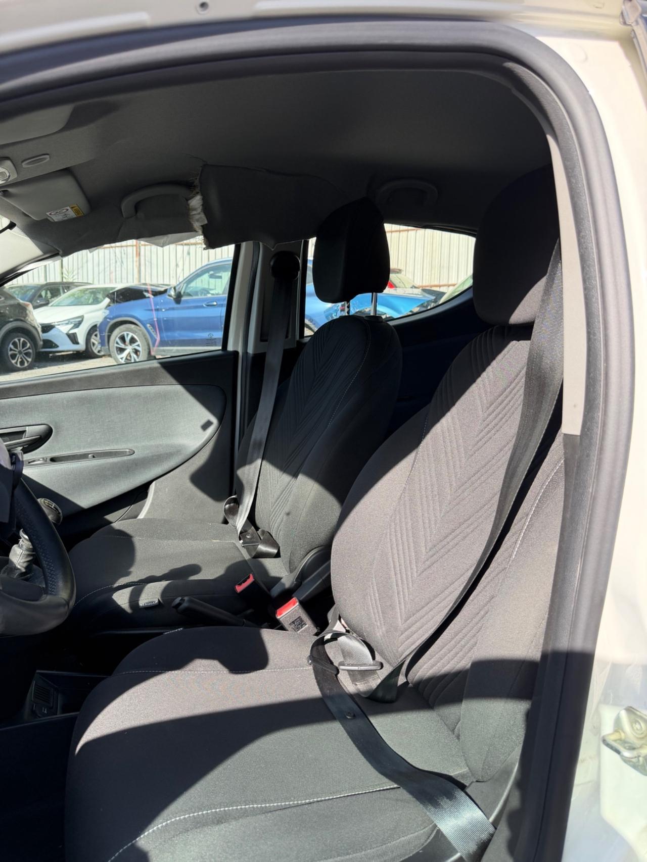 Lancia Ypsilon 1.0 Hybrid SINISTRATA
