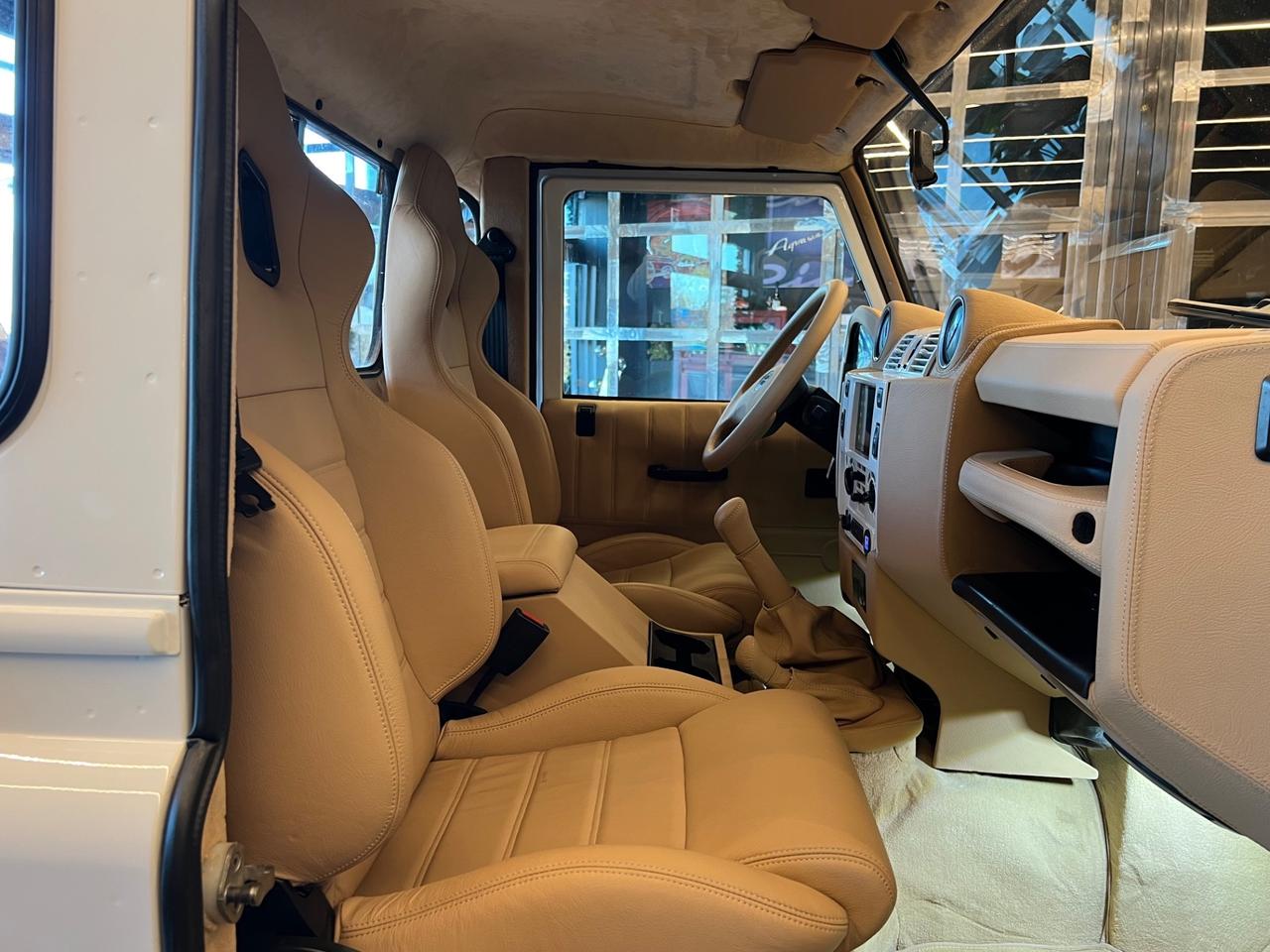 Land Rover Defender 110 2.4 TD4 High Capacity Pick Up E "The world's style"