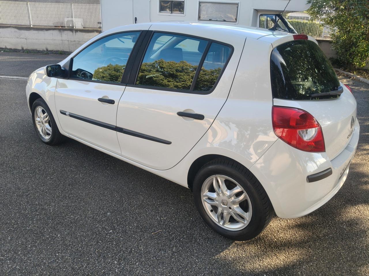 Renault Clio 1.6 5 porte SOLAMENTE 61.000 KM
