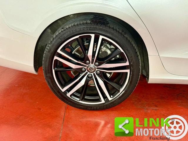 VOLVO V60 B4 (d) aut Ultimate Dark 19" IVA ESP. GARANZIA 24