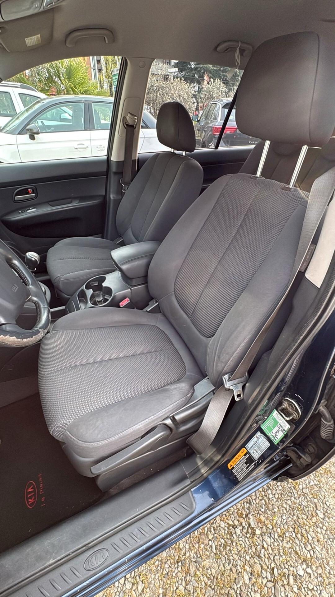 Kia Carens 2.0 16V CRDi 7 POSTI