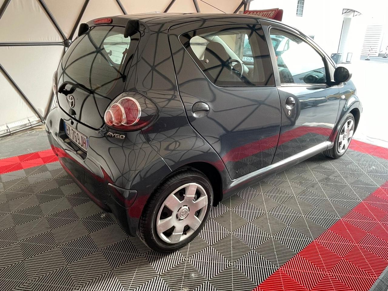 Toyota Aygo 1.0 VVT-i 69 CV 5 porte x-play